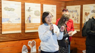 挺挺網絡社會企業創立人劉偉蘋進行活動展區導覽，希望透過展覽讓更多人看見臺灣在動物保護與野生動物保育上的努力